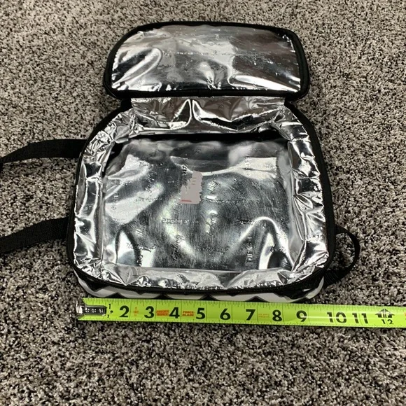 Very nice 3 piece thermal set. 2 thermals that hold 8 X 8 pans